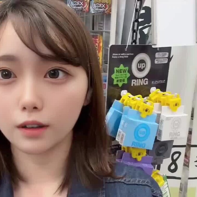右上のいいねを押してから見てね💛

お店で18禁エリアにきちゃいました…！どきどき
みさと処○女だけど、入ってもい