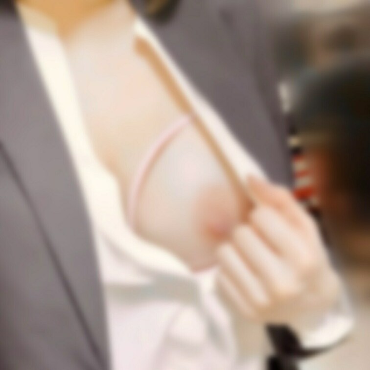 事務所でこっそり露出しました。乳首見えちゃってます