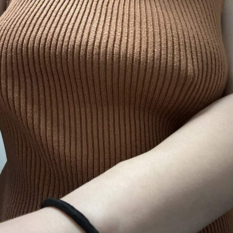 ニットの季節が来たねぇ🧶
乳首ぽちっと透けてる🫣