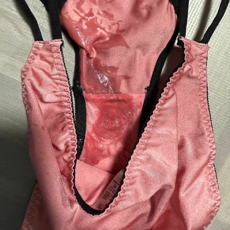 ❤️妻の手コキからのパンコキ❤️
 お気に入りのエメパンエメブラ💕
 最後はパンティにベチャベチャ💕パンティにぶっか