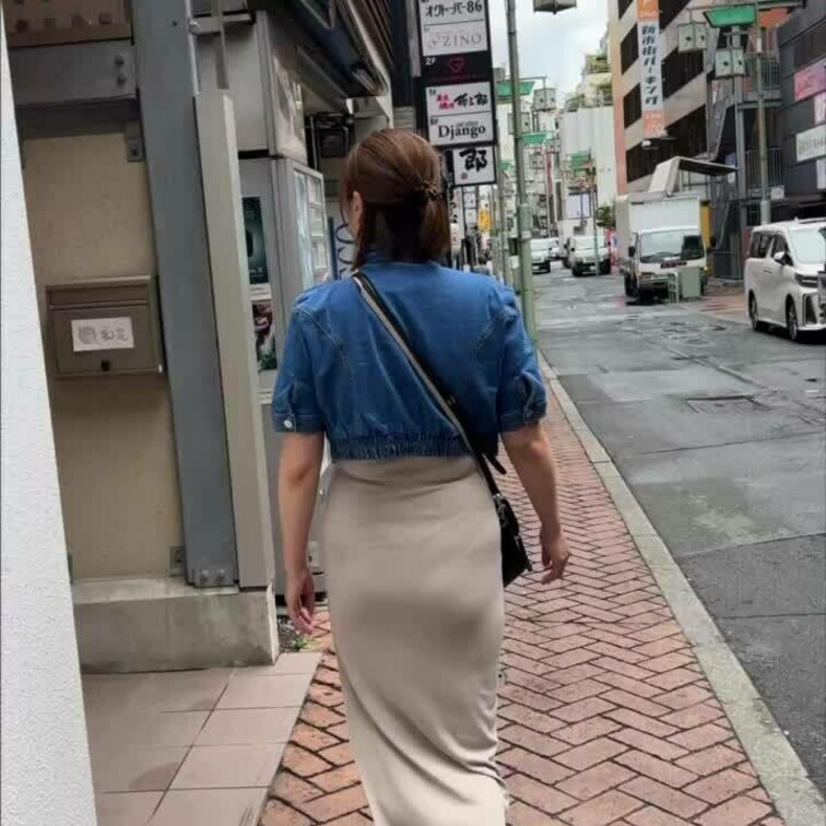 こんな後ろ姿で尻を見せつけられたらついていっちゃいますよね。
ついていって覗いてたらパンチラ 見かけちゃったらやる事は