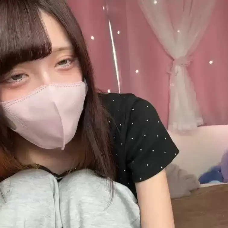 【みれい 20 歳】

みれいさんのライブ配信動画です
生ライブ配信だと、1 回の有料配信を視聴すると、おおよそ平