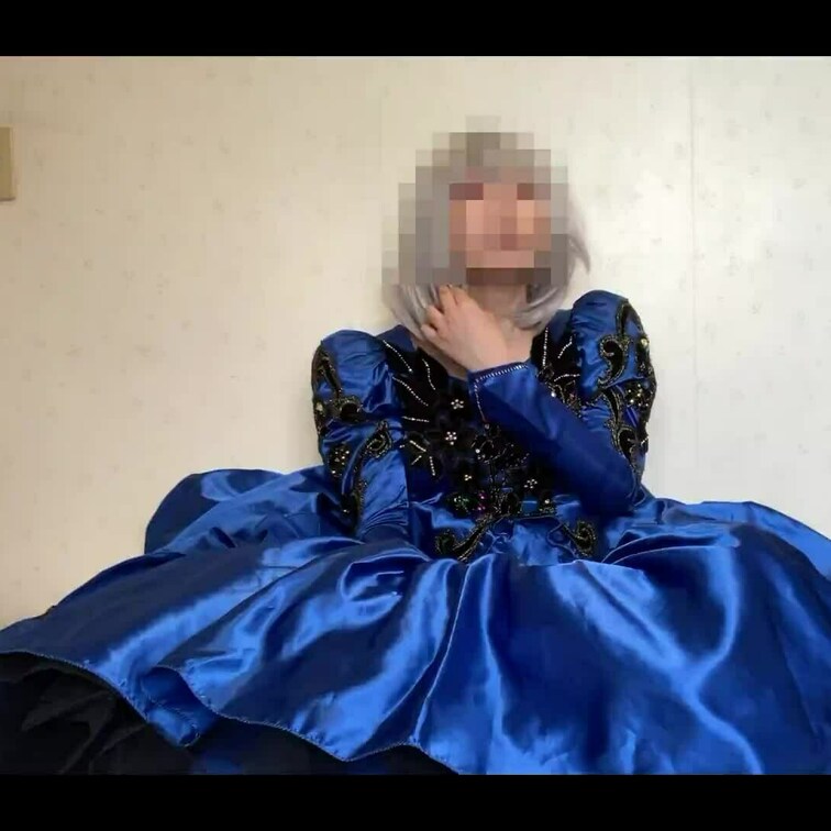 ブルーのウェディングドレスでのリモバイオナニー動画になります😺
煌びやかな青いサテンのウェデイングドレスに身を包んだ女