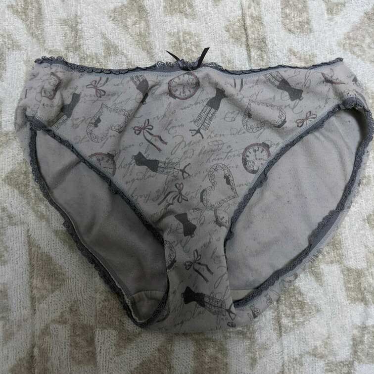 今日のリナの下着(二日目)です。
明日お迎えのパンティーです。
数年間愛用パンツで使用感満載パンツです😍
汚れも洗