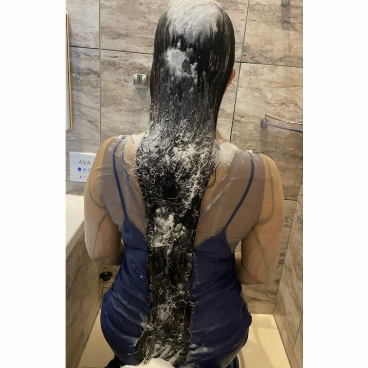 お尻までのスーパーロングヘア❣️
濡れ髪に片栗粉をまぶしてmessyプレイです💦
洗うの大変そう🥺