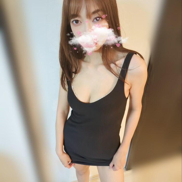 奥さんのミニスカートの奥をのぞき込む感じの写真です😍
実はノーパンだったので大人の事情のスタンプがありますが…
いい