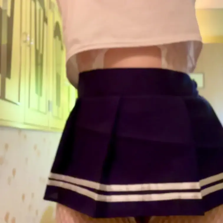 制服から見えてはいけないものが見えちゃってるけど、何か分かるかな？💕
コメントでこっそり教えてね！笑🌸
