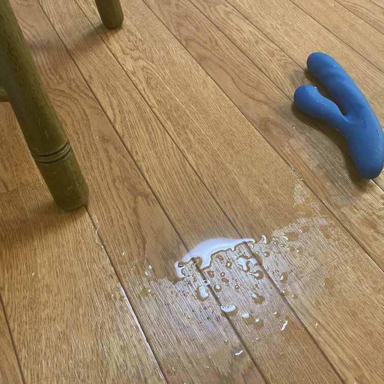 潮吹きの動画に入れてなかった画像を。

撮影後の床はこんな感じ、意外と出てた💦

この処理をするときが1番我に返