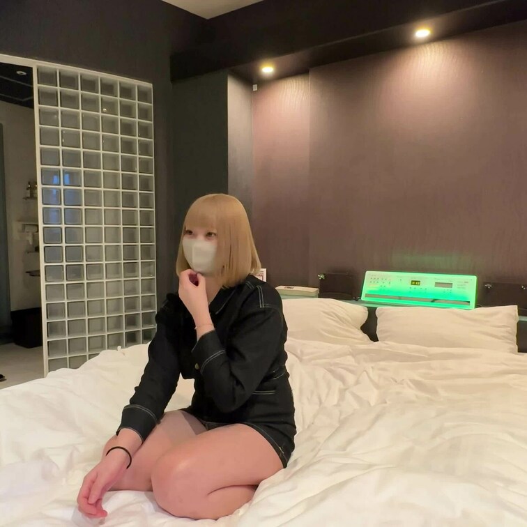 裏垢女子でフォロワーも2万人超えのみくちゃん。ドMで、裏アカではSな男性に虐められちゃってる。そんな女の子がM男○○○を