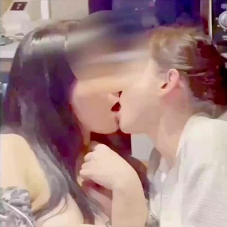 妻とお友達のレズ複数プレイです。❤️
妻と絡める熟女募集中です。