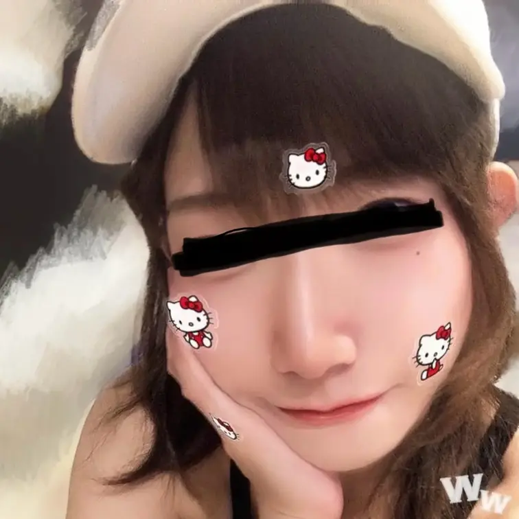 スレンダーだけど美乳な彼女。乳首責めがとても好きで、挿入しながら乳首触られると興奮して言われるがままに卑猥な言葉を発しま