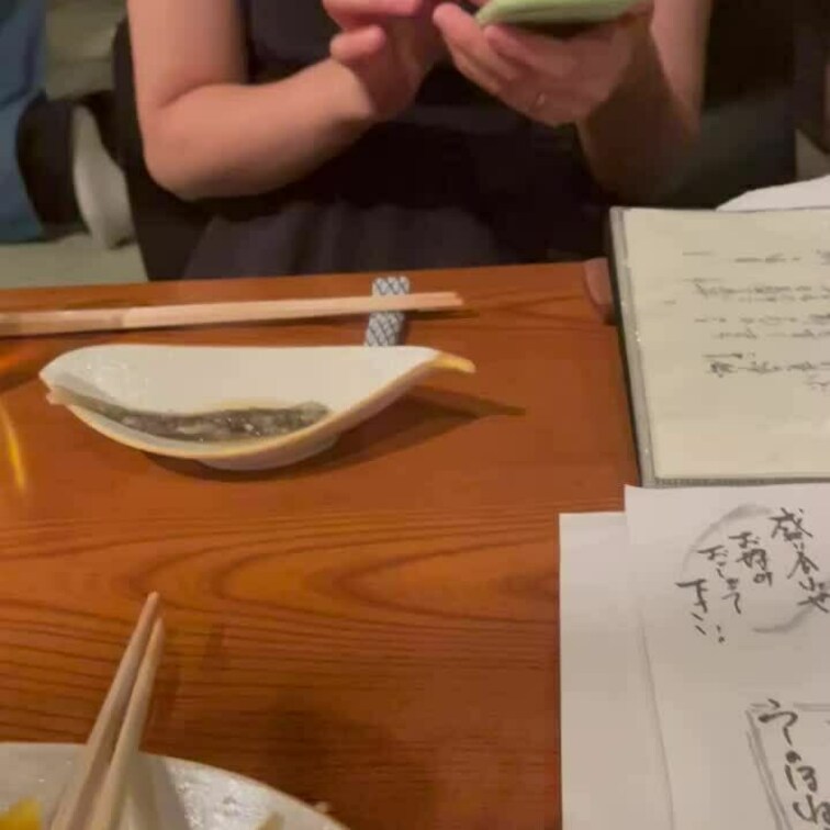 川床で涼む妻の彩華