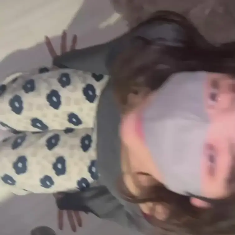 【フェラ】
食べたいと言って舐め始める彼女。
美味しそうに咥える彼女に興奮してしまい、思わずイラマチオ。
涙目で苦