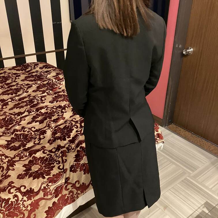 知り合いに自分の好きなリクルートスーツを着ていただいたときの写真です。
遊びで撮ったものなので大した写真はありませんが