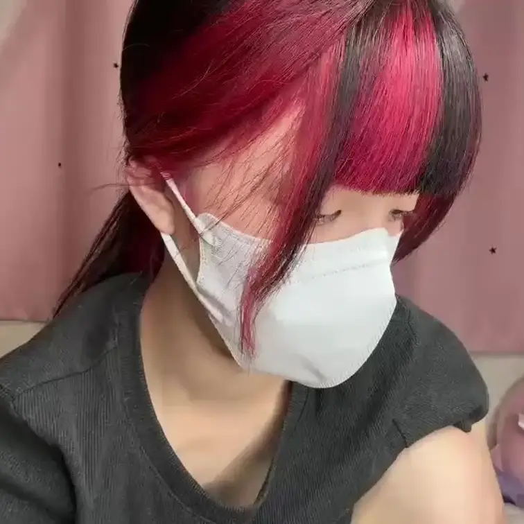 【みれい 20 歳】

みれいさんのライブ配信動画です
生ライブ配信だと、1 回の有料配信を視聴すると、おおよそ平