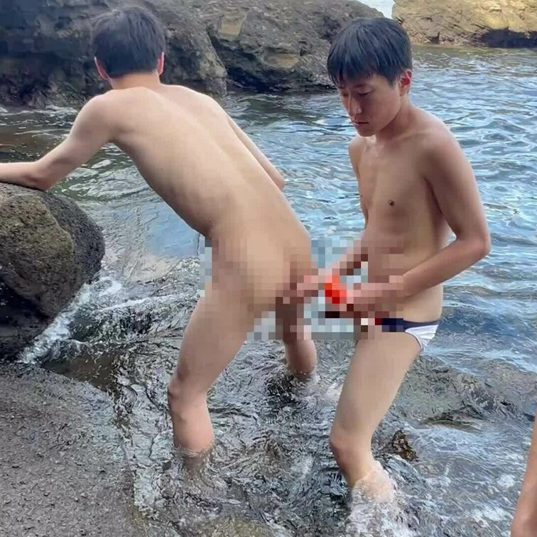 真夏の海岸で生SEXしています(*^^*)