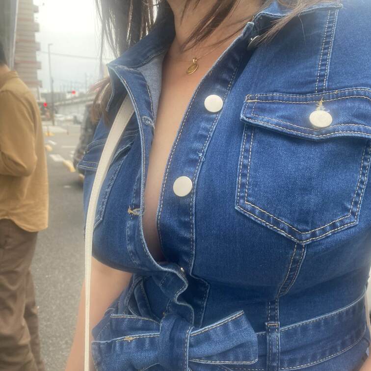 喫煙所休憩する隣の奥さん