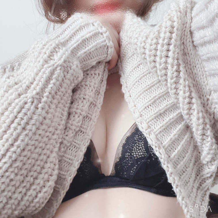 初めまして　みなみ　と申します❣️
普段は看護師をしています

実は手コキとか足コキとか好きで…
脇とか…脚とか