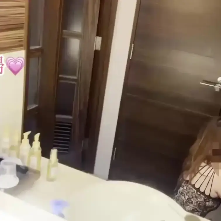 友人と三人でホテル‼️
 寝取られ‼️
 友人に妻にしたいことしていいよと話して。
 友人と二人で風呂🛁
 網タ