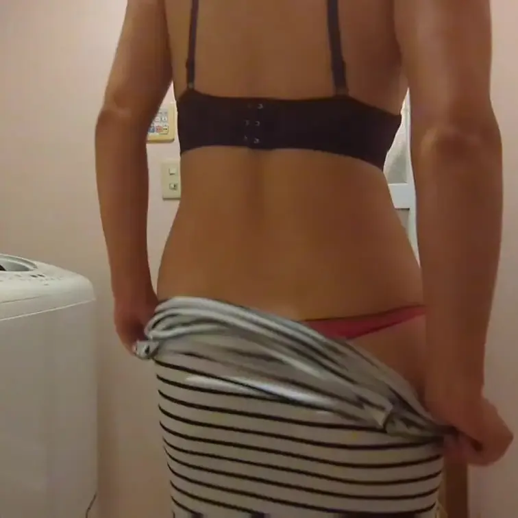 妻がお風呂に入るところを
黙って撮りました。
上下の下着の色がバラバラなのは
家庭内でのリアルと受け止めてもらえる