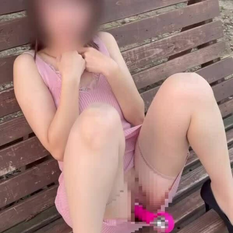 ノーブラ、ノーパンで露出お散歩😖🧡公園のベンチでオナニーしちゃいました😖🧡   

💋私と直接連絡先を交換して肉便器