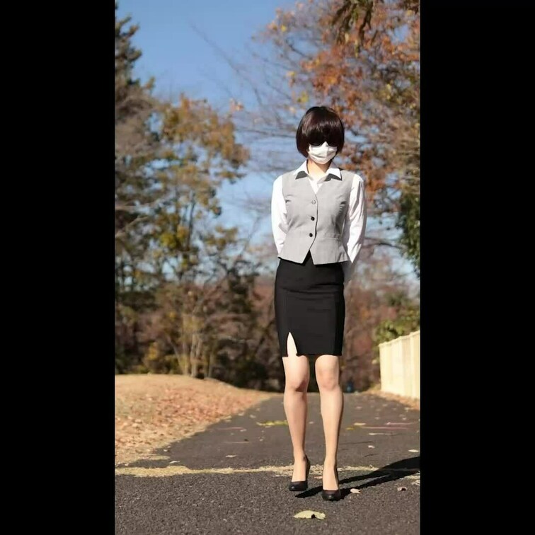 事務員さんの衣装でベージュパンスト着用。

ベンチに座ってパンストとパンツの中に手を入れる。

パンスト直ばき。