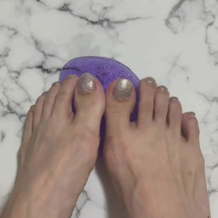 足でクニュクニュとしているだけの動画ですが、色々な想像を掻き立てられる動画になっております。
