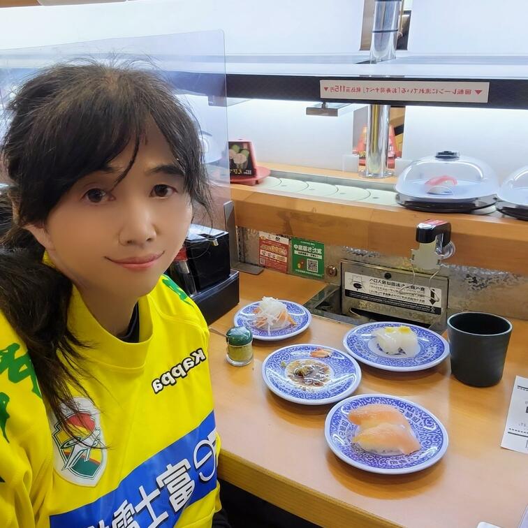 サッカー観戦⚽
試合後です✌️

一人でフクアリ近くの回転寿司🍣で流れてくるお皿を楽しむ私です✌️(笑)