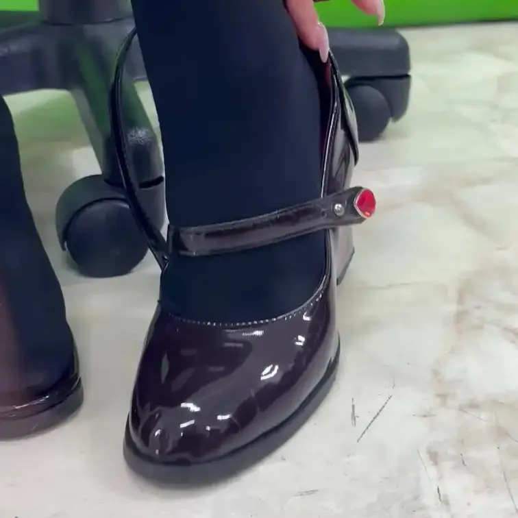 パンプスを脱いで蒸れたニーハイソックスの足裏をアクリル板に押し当てる動画です。