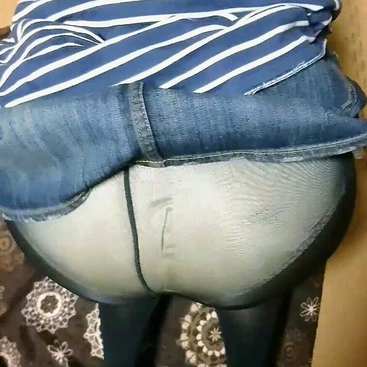金色にに見えなくもない黄色パンツ