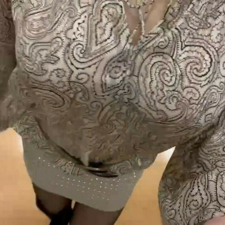今度は家具売場で
カップレスブラ露出
自撮りする巨乳OL
しかも黒スト