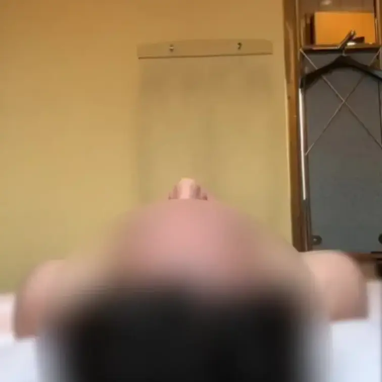 27歳OLの顔面騎乗。
会社で一日頑張ってきたパンティは、汗とマンコの臭いが染み込んでます！