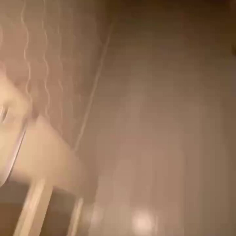 妻が隣の部屋で複数の単独さんにマワされているFaceTimeが切れたので、部屋に言いに行きました。

するとビクンビ