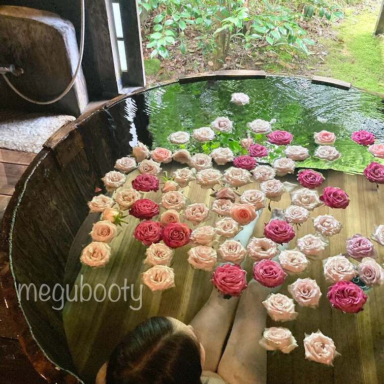 薔薇が浮かんだいい香りの
温泉でのんびりしました