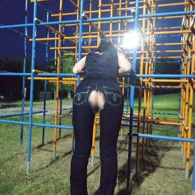 エロ仲間の男性と遊んだ時に妻の乳首舐めが気持ち良かったようで洗面台の前で乳首舐め〜フェラをしてました。
