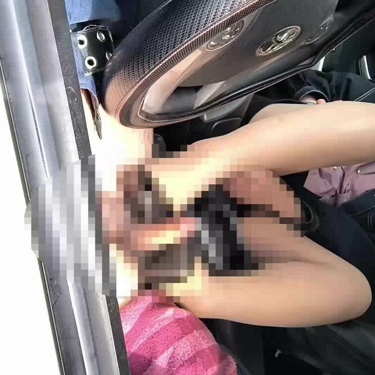 翼ちゃんの車の中で汚ヒール踏み舐め＆足コキ
今回は野外に出向き、カーセックスでは無くカー足コキ。
人が来ないのを確認