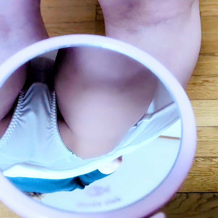 【単品動画】～びっちは手鏡がお好き～公開しました。
リクエスト頂いて鏡にパンチラを映す動画です。
ほぼクロッチ部分の
