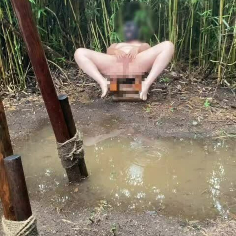潮吹きM女
水溜りに潮を飛ばせ！