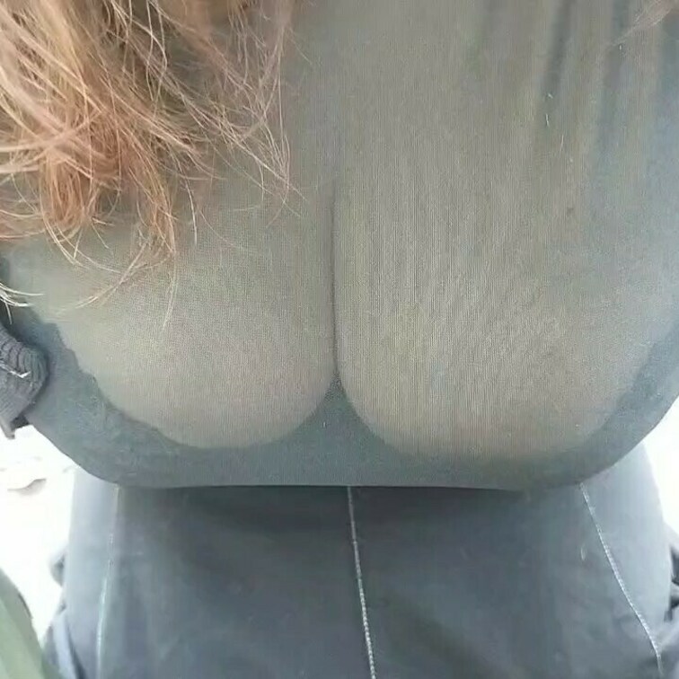 巨乳OLがしゃがみ込む
巨乳を見下ろす形に
窮屈そうな巨乳を解放したくなる