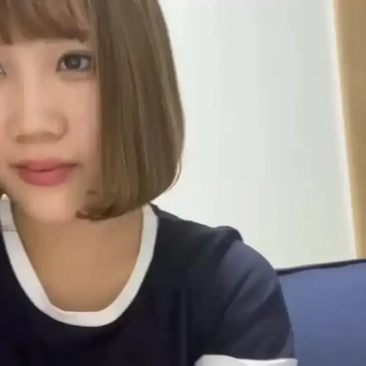 巨乳女子の自撮り エロMAX解説
はあ…♡ 画面に映るのは、圧倒的な存在感を放つ超巨乳美女。
彼女は一人きりの部屋で、スマホを固定して自撮りモード全開。
柔らかくて重たそうなKカップ級の爆乳が、ブラウスや薄いトップスに包まれながら、ゆさゆさ揺れてるだけでたまらない…。
彼女はカメラをじっと見つめながら、ゆっくりと服を脱ぎ始める。
ブラを外した瞬間、ぷるんっ! と飛び出してきた完璧な形の巨乳。
ピンク色の乳首はすでに硬く尖ってて、彼女自身の手で優しく揉みしだかれるたびに、甘い吐息が漏れる。
「んっ…あ♡」って可愛い声がエロすぎる。
指先で乳首をコリコリ捏ねながら、もう片方の手はゆっくり下に滑り落ちて…パンツの中に忍び込ませる。ぬちゃぬちゃという湿った音がマイクに拾われて、視聴者の股間を直撃。
彼女の瞳はとろ~んと溶けていて、カメラに向かって「見てて…私のオナニー…♡」って言ってるみたい。
クリトリスを激しく擦りながら、巨乳を自ら顔に押しつけてモミモミ。乳首を舌でべろべろ舐め回す自己サービスに興奮MAX!
腰がビクンビクン跳ねて、愛液が太ももを伝うほど濡れまくってる。クライマックス近くなると、彼女は脚を大きく広げてカメラにマ○コを晒す。
指を2本、3本と入れて激しくピストン! 「あっ、あんっ、いくっ…♡ いっちゃうよぉ~!!」って喘ぎ声がどんどん高くなって、ついにガクガク大絶頂。
巨乳をぶるんぶるん震わせながら、身体を弓なりに反らしてイキ狂う姿はまさにエロの極み。余韻でまだ指を動かしながら、カメラにキスするような視線を送ってくる…。
この9分41秒は、巨乳好きにはたまらない至高の自慰鑑賞動画だよ。
彼女の柔肉の揺れ、濡れ音、甘い喘ぎ、すべてがエロまっくすで脳みそ溶かされること間違いなし♡今すぐ再生して、彼女と一緒にイこうぜ…? (1/2)