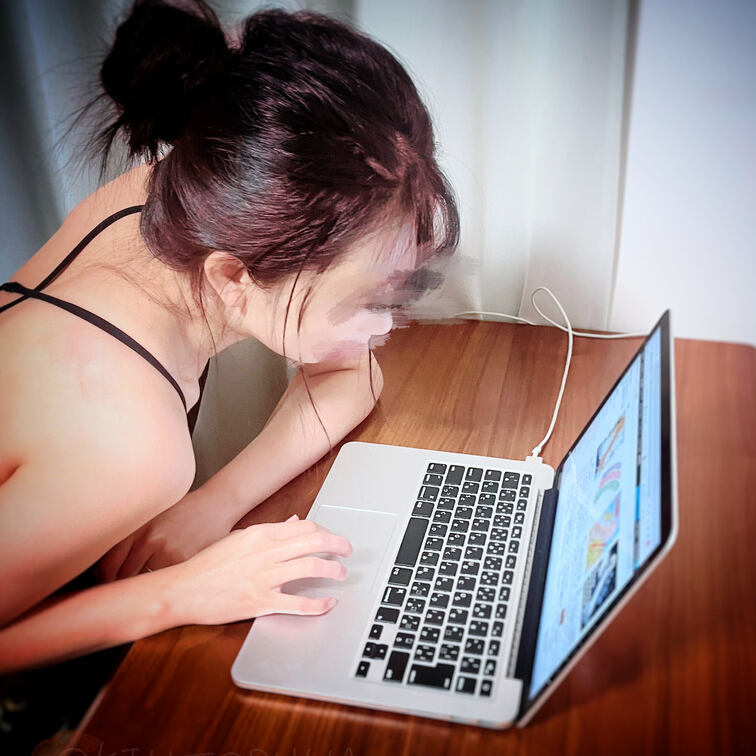 パソコンにかじりついて何買うのかな…パソコンを覗き込むと、どエロ人妻に衝撃が走る⚡️

吸盤付きのディルド…
3P