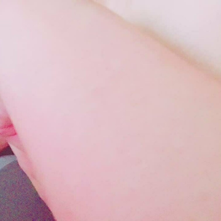ちっぱいを真下から真横から映したドアップ動画です