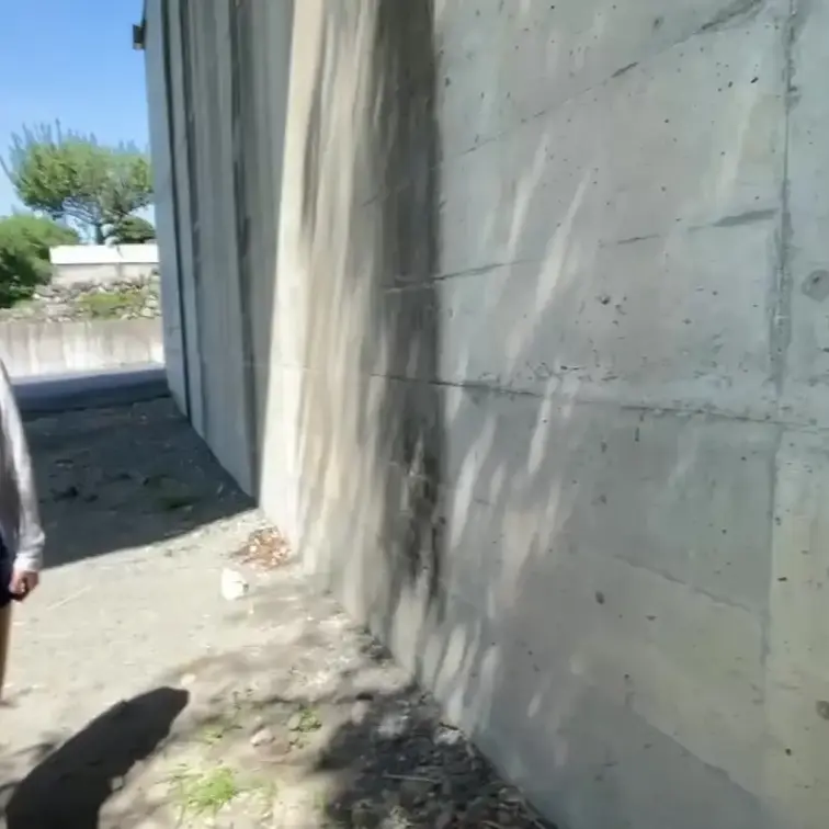 なかなか撮影させてくれないオシッコですが野外で撮影しちゃいました。人妻さんの恥ずかしがるオシッコ姿を見てください。人が来
