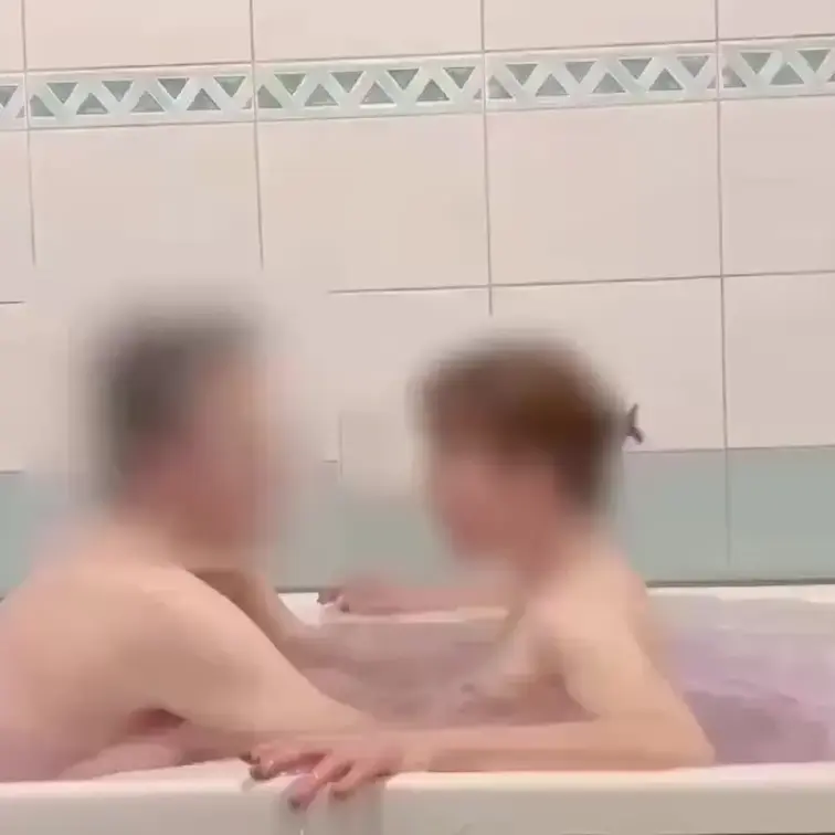 お風呂でキス、フェラ、立ちバック😁