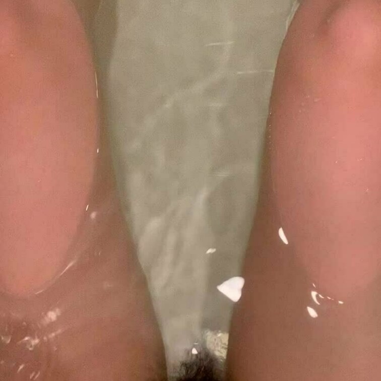 お風呂のお湯の中でおしっこ♡