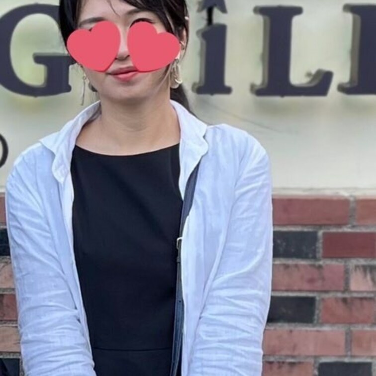 普段着の清楚妻の彩華。