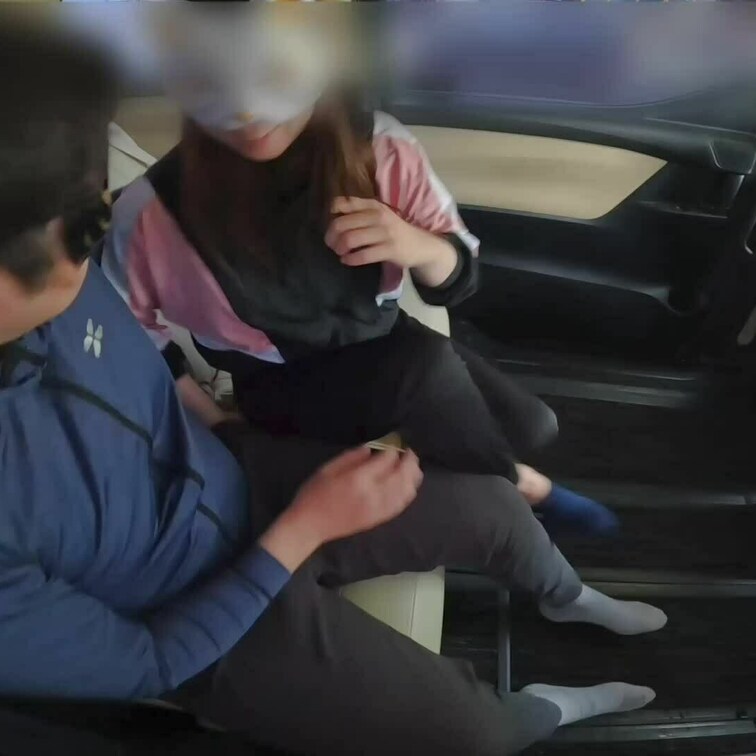 旦那の近くでジムトレーニングをする不倫男🥺
車に呼び出されて汗まみれのちんちんをお掃除フェラしてたら我慢できなくなって