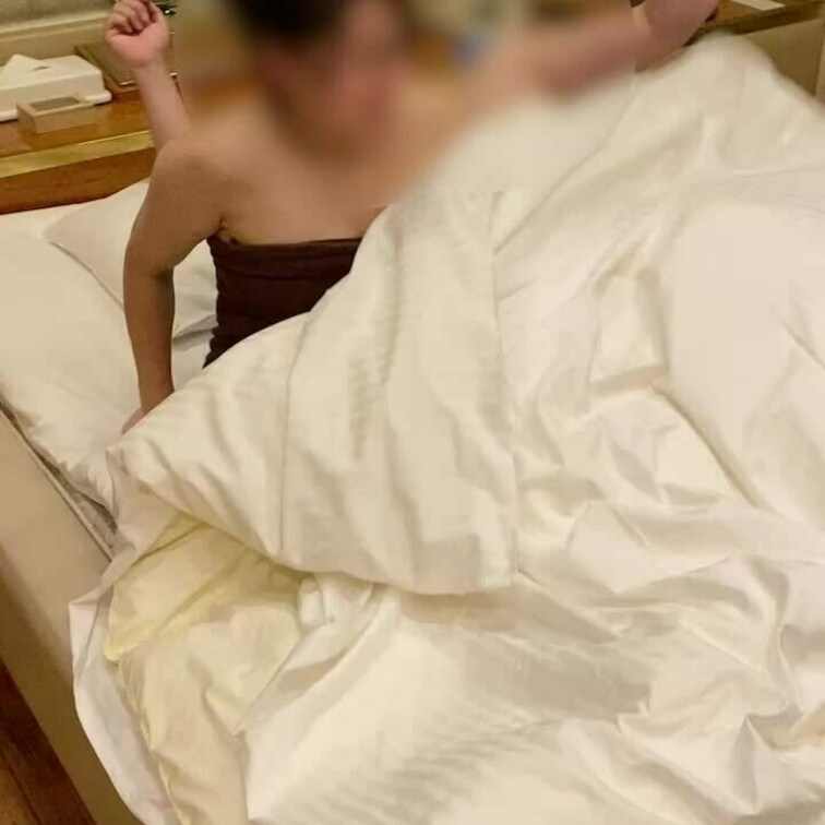 イチャラブお風呂からついにベットに。
布団の中に入ったのも束の間布団の中で密着、ディープキスで妻の淫乱スイッチオンです