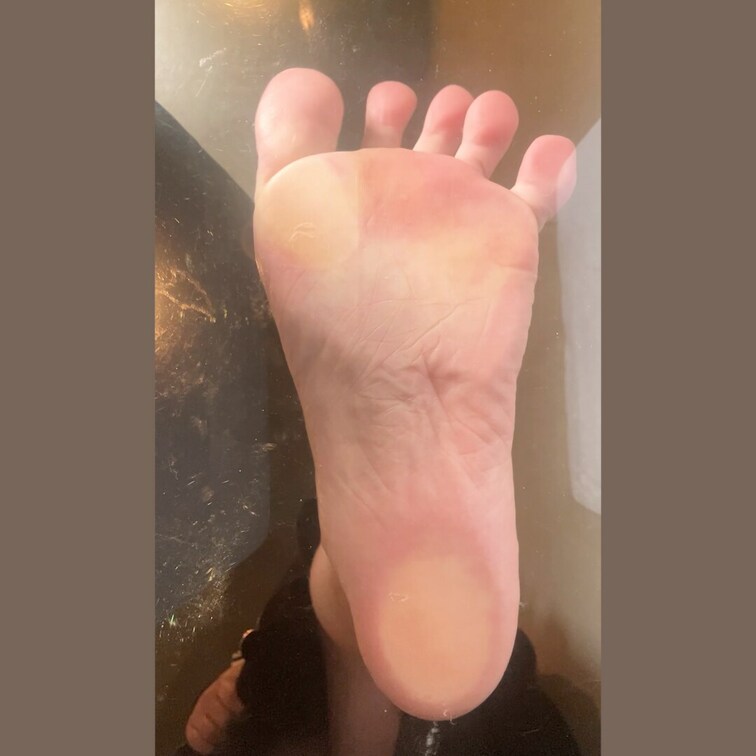ゆう/22歳/大学生/ガルバ👯‍♀️
アクリル板越し足裏

足のサイズ：23cm
