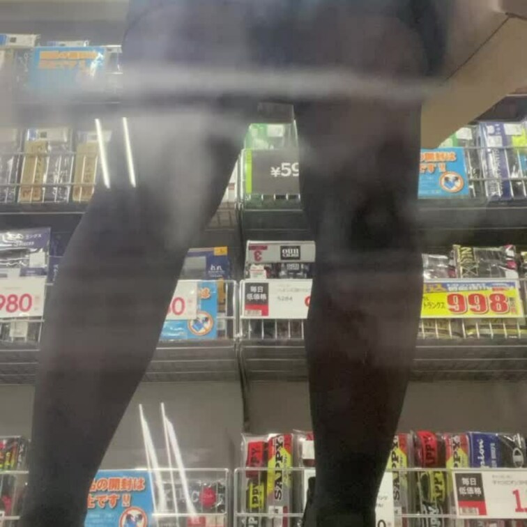 無料コーナー
妻のミニスカからパンチラするかなとちょうど良い棚があったからムービー撮影　
シールドに阻まれるw